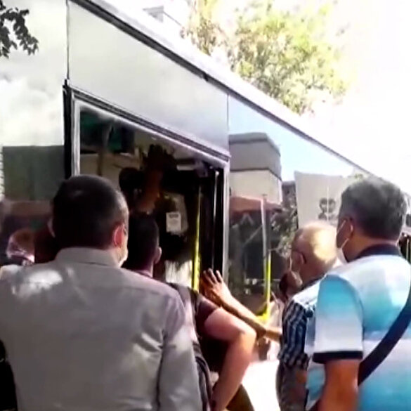 İstanbulluların otobüs çilesi bitmiyor: Bu sefer arızalanan kapıyı tamir etmeye çalıştılar